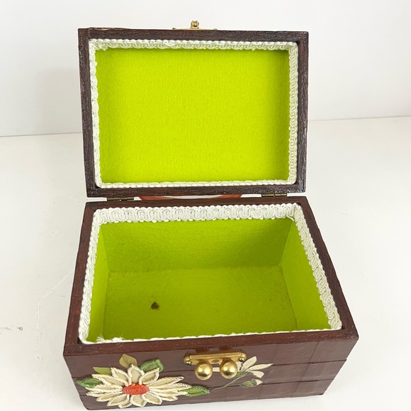 Vintage 60’s / 70’s Floral Daisy Wooden Box Purse with Handle Artist Signed - Picture 8 of 12